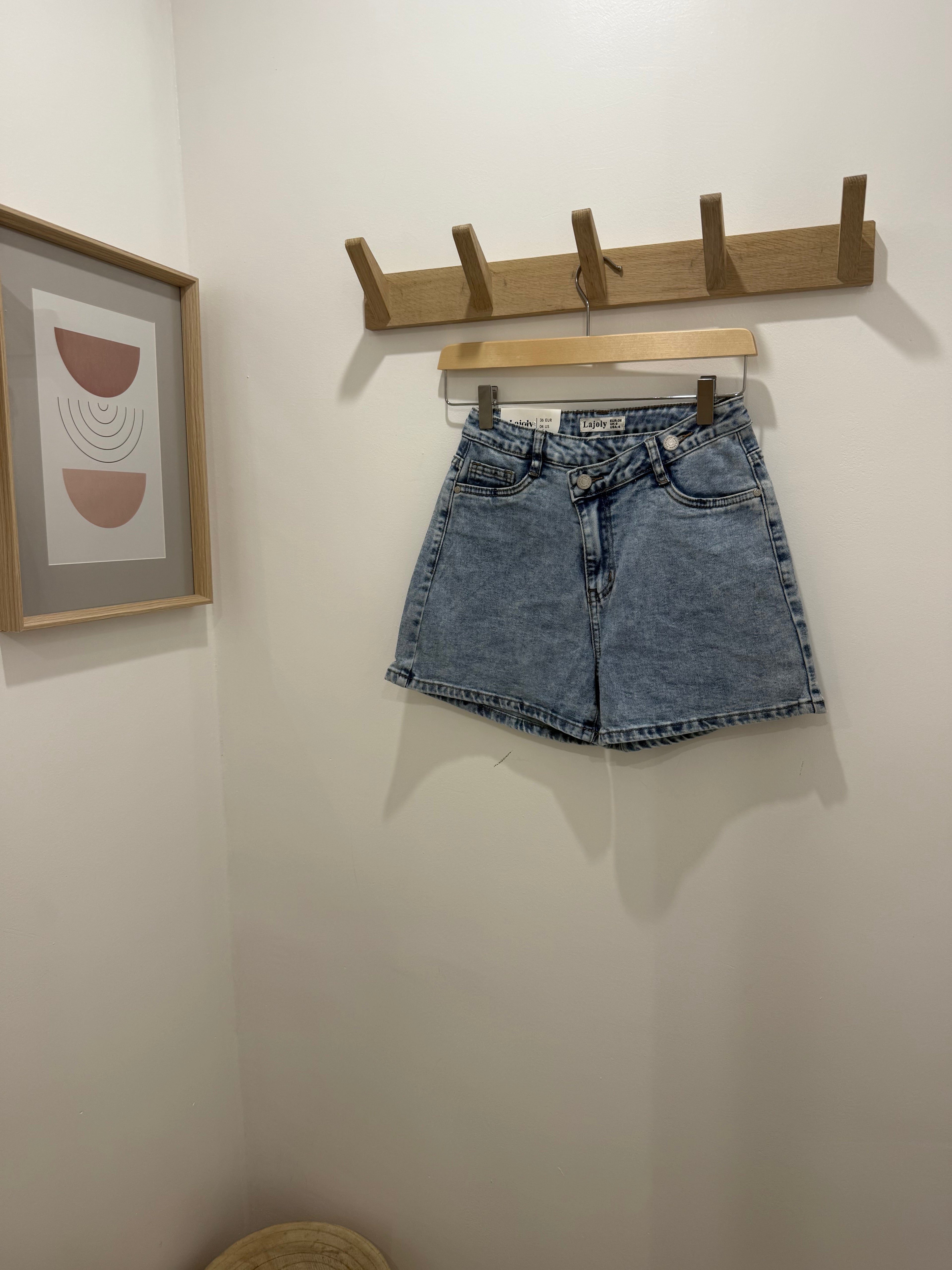 Short Lila
